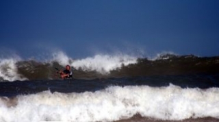  在汹涌的海浪中 